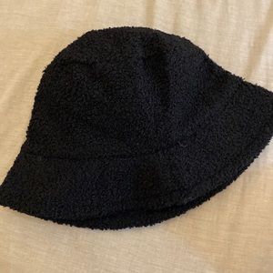 BLACK BUCKET HAT